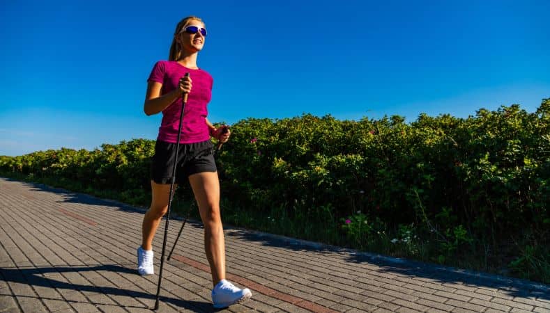 beneficio de salir a andar con bastones