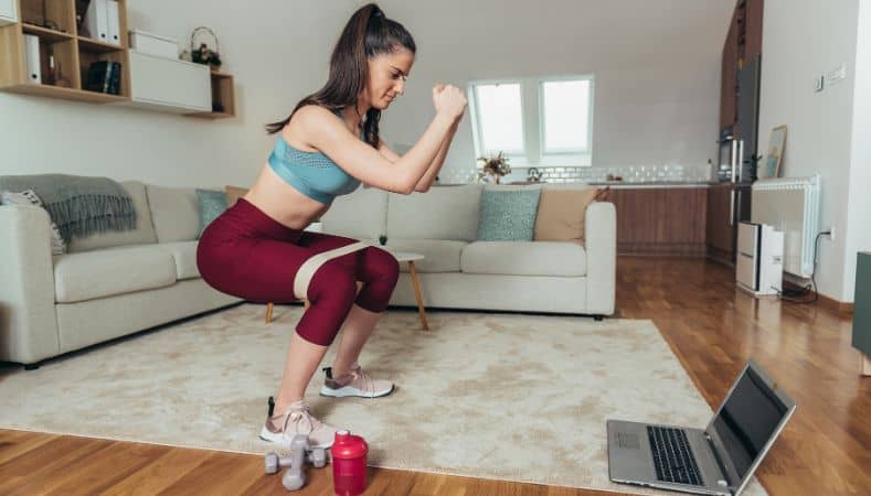 Entrenando con bandas elásticas en casa