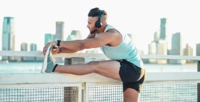 hombre estirando antes de correr