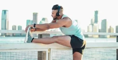 hombre estirando antes de correr
