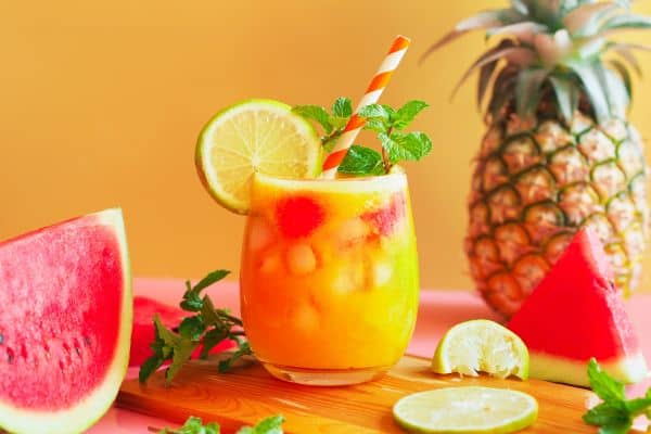 smoothie con sandía, plátano y piña