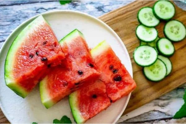 smoothie con sandía, pepino, limón y menta fresca