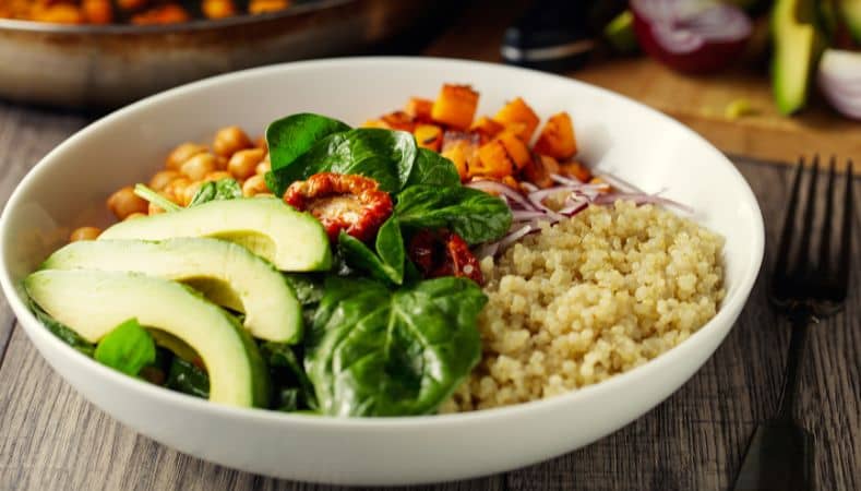 Plato con quinoa, agucate, zanahora y pimiento.