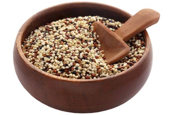 Bol lleno de quinoa de diferentes colores
