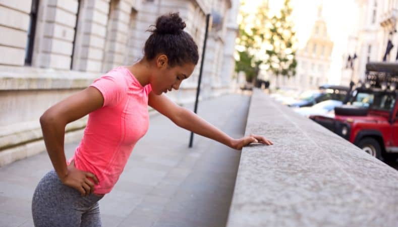 Mujer agotada después de correr
