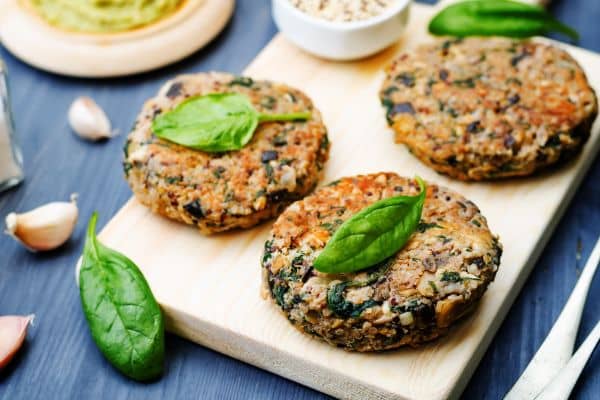 Tres hamburguesas hechas con berenjena, espinacas, quinoa y ajo