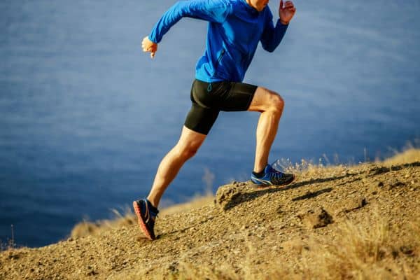 Una persona está subiendo a zancadas amplias una montaña