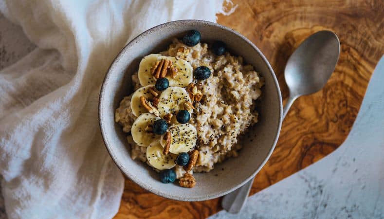 Desayuno de copos de avena, plátano y arándanos