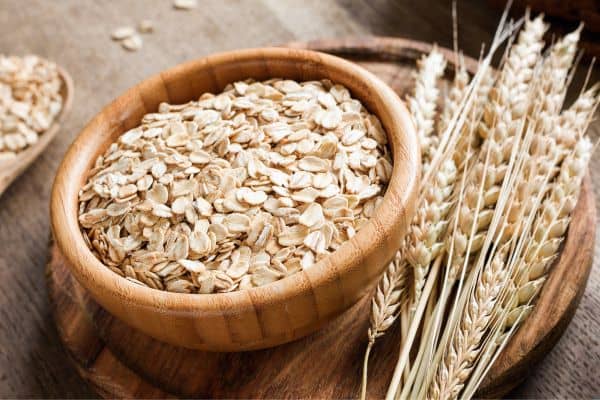 Bol lleno de copos de avena
