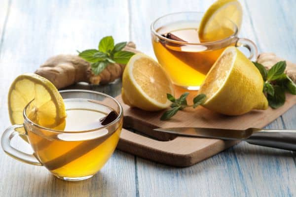 Té infusión de jengibre con limón, cúrcuma y canela