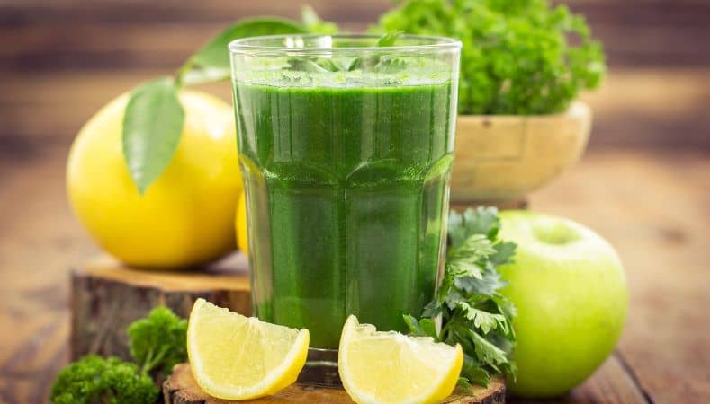 Smoothie con limón, perejil y manzana verde