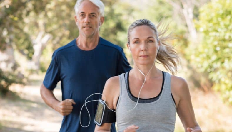 Personas corriendo despacio