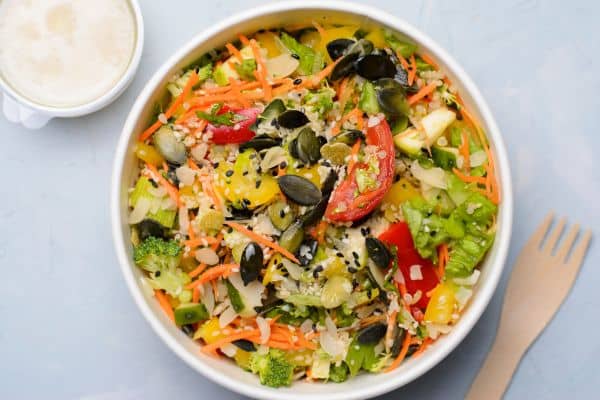 Ensalada con linaza molida, semillas de calabaza y chía