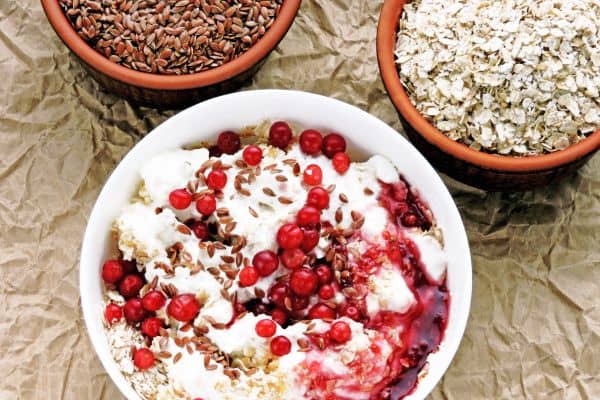 Yogurt con semillas de lino, copos de avena y frutas silvestres
