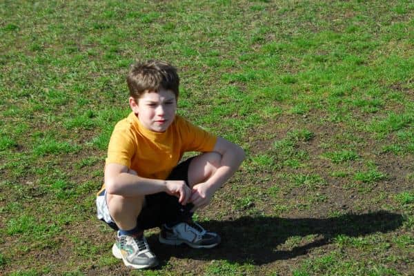 Niño en cuclillas