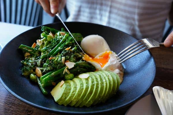 Huvos con aguacate y verduras