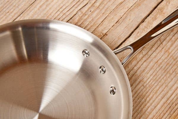 Una sarten de acero inoxidable para inducción