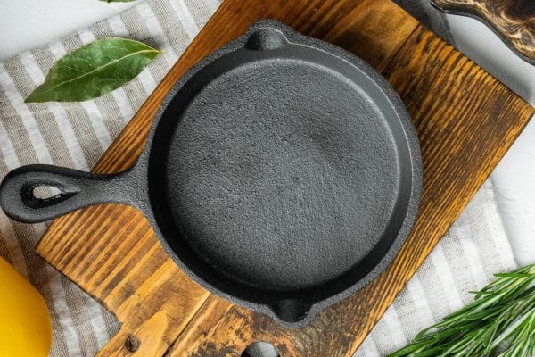 Una sarten de hierro fundido para cocinar