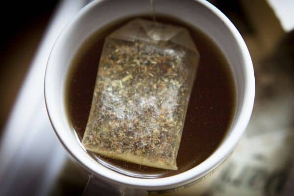 Una taza de té con bolsita 