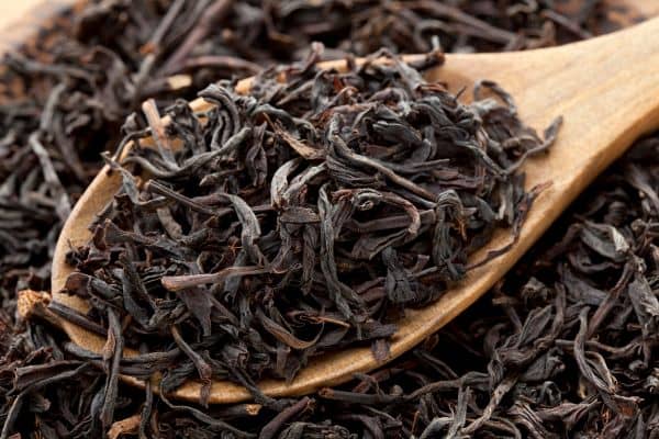 hojas de té naturales en madera
