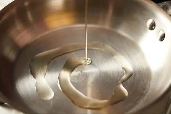 Precalentando sartén de acero inoxidable antes de añadirle aceite