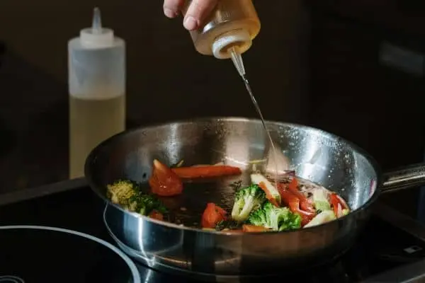 Sartén de acero 18/10 con verduras 18% de cromo y 10% de niquel.